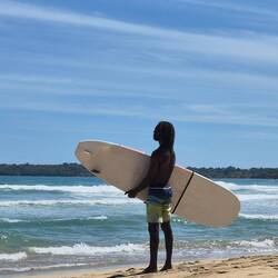 Ein Bild von einem Surfer