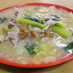 Abendessen im chinesischen Restaurant -CANTONESE FRY KEOW TEOW with chicken.