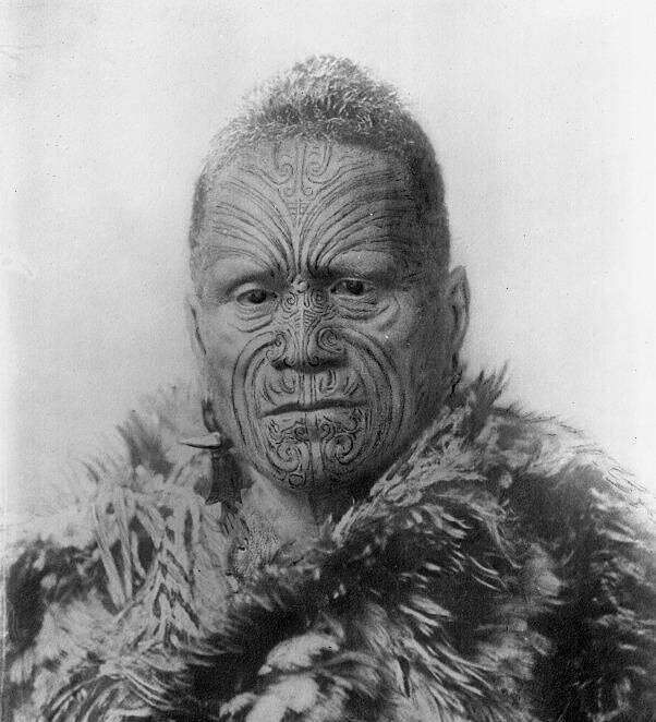 Ein Maori-Chief mit kunstvoll tätowiertem Gesicht und traditionellem Korowai-Umhang