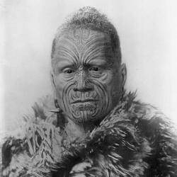Ein Maori-Chief mit kunstvoll tätowiertem Gesicht und traditionellem Korowai-Umhang
