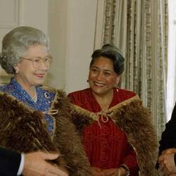 1995 die royale Entschuldigung durch die Queen - hier gemeinsam mit Māori Queen, Te Arikinui