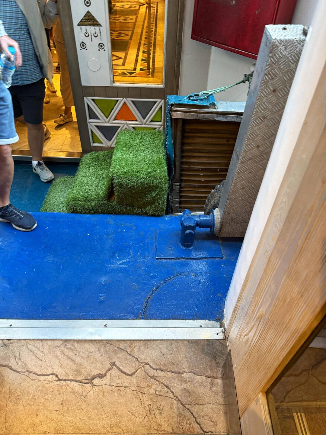 Um an Land zu kommen, mussten wir durch 6 Schiffe durch!