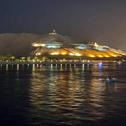 Eine weitere Kulturstätte schön beleuchtet. Und überall die Partyboote auf dem Wasser.😄