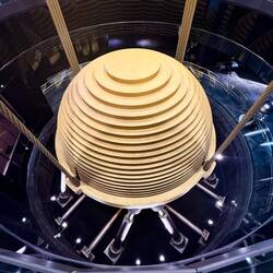 Das riesige Pendel stabilisiert den Turm, damit es dem Erdbeben standhält