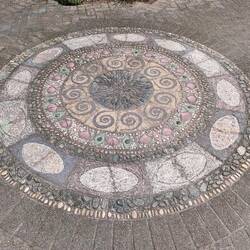 Kunstwerken am Boden...