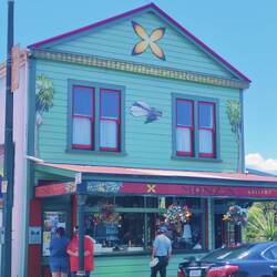 mit schmucken Häusern