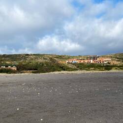 Links der neue Platz, ganz rechts standen wir vergangene Nacht.
