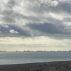 Reede bei Tage. Ganz hinten kann man sogar ein Stock Marokko erkennen