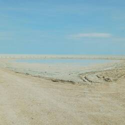 an einer der riesigen Salzpfannen