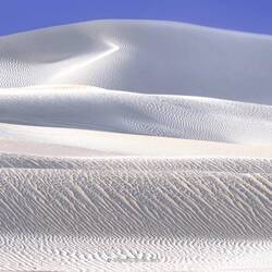 Die Farbe der Dünen wechselt mit dem Licht. Das ist bei strahlendem Sonnenschein