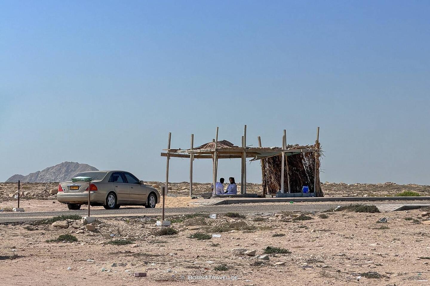 ... entlang der Straße gibt es diese offenen aber sonnengeschützten Orte zum Ruhen