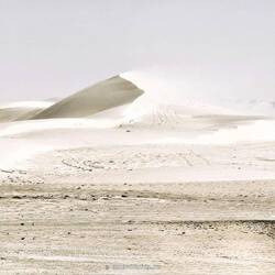 Im Sandsturm ist kaum ein Übergang zwischen Himmel und Wüste zu erkennen