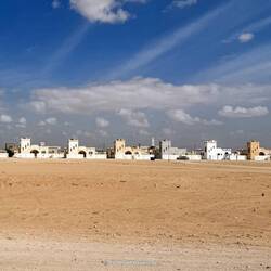 Eine Neubausiedlung entlang der Straße