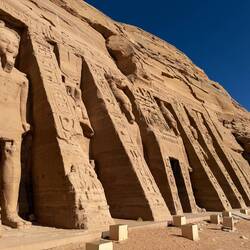 Seitenblick auf den kleinen Tempel