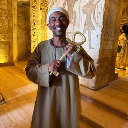 Tempelwächter, sehr freundlich, besonders, wenn sie merken, dass ihre Kultur geachtet wird