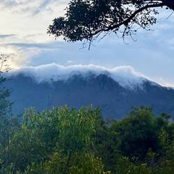 Phänomenaler Anblick, wie die Wolken über den Berg gekommen sind