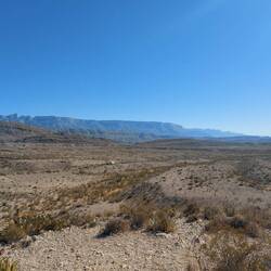 Die zwei Reihen Berge sind schon Mexiko.