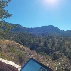 Zwei Bilder vorher war die Tafel mit den Bergnamen der linken Seite.