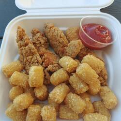 Chickentender und Tots.