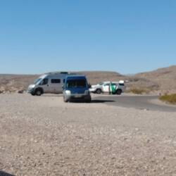 Weißes Auto grüner Strich = Border Patrol.