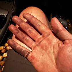 Meine Hand nach den Fingerabdrücken auf der altmodischen Art mit Farbe auf Papier.