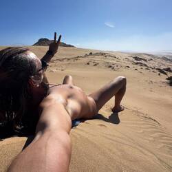 Schön nackig und ein Auge immer überall, da man hier net nackt gesehen werden will! 😂😂