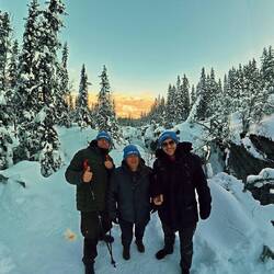 Im Hintergrund die Hängebrücke zu sehen