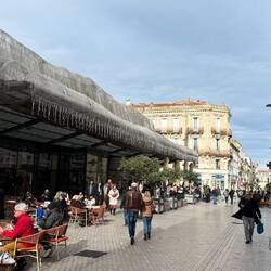 Sète hat auch eine Markthalle - sieht von außen nicht so toll aus, ...
