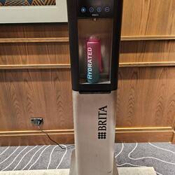 Wasserspender anstelle Flaschen im Zimmer