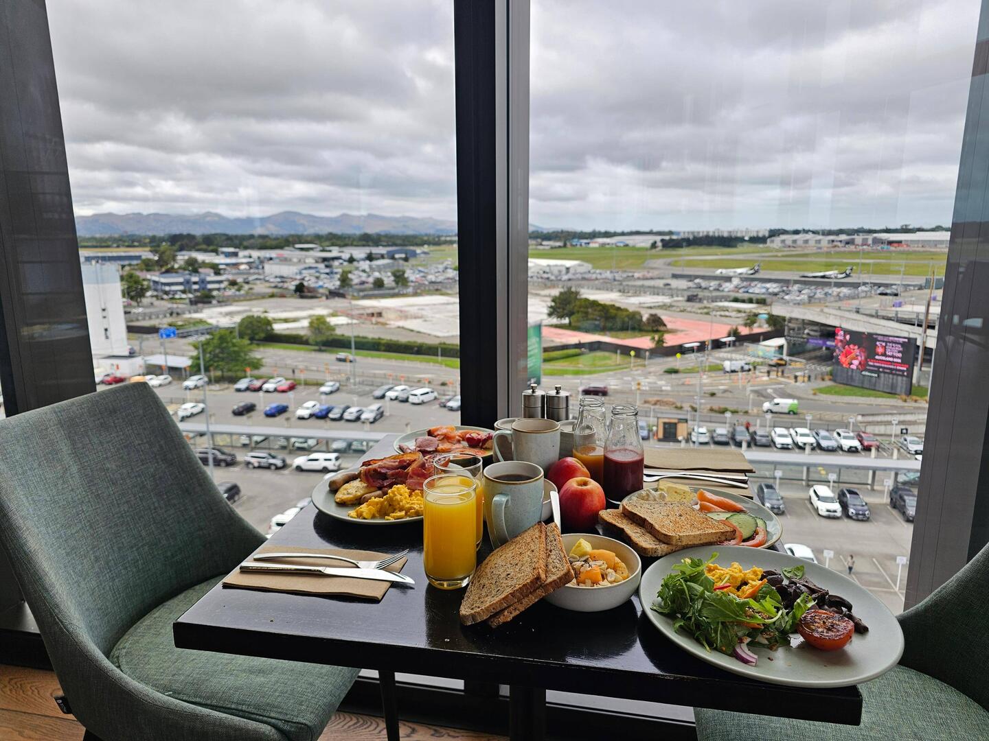 Frühstück mit Blick auf den Flughafen