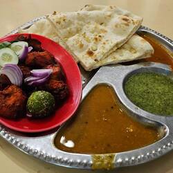 Tandori Hühnchen mit viel Soße zum dippen.