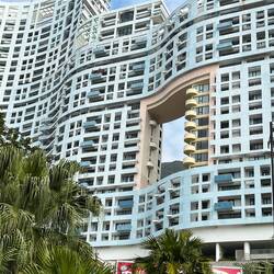 Durch das Loch können Drachen und böse Geister am Haus vorbei fliegen. Das ist wichtig.