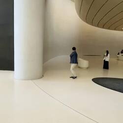 Diseñado por Foster + Partners, fusiona innovación y sostenibilidad.