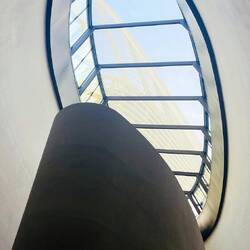 Inspirado en las alas de un halcón, emblema de fuerza y libertad.