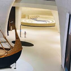 Combina diseño moderno con tradición árabe en cada detalle arquitectónico.