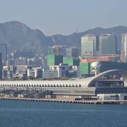 Das neue Kreuzfahrtterminal auf der Landebahn des alten Flughafens