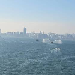 Einfahrt nach Hongkong mit Feuerlöschboot