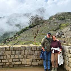 Machu Picchu im Hintergrund = dt. Alter Berg