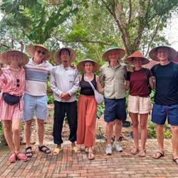 Unsere Gruppe während der Führung über die Farm ☺️. Die anderen Teilnehmer kamen aus Wien 🇦🇹