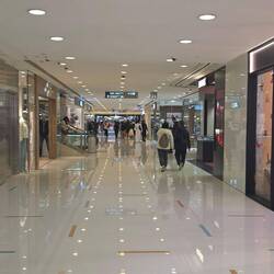 Einkaufspassage im Terminal