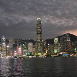 Rechts der Victoria Peak, da geht's hoch