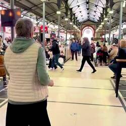 ...kaum "einzufangen" die junge Frau, wenn die Livemusik ertönt👍🏻😍