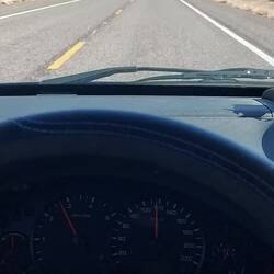 Straße gerade, Lenkrad normalerweise gerade, aber der Wind kam so stark, ich mußte gegensteuern.