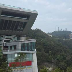 Peak Tower mit Seilbahnstation und Restaurant