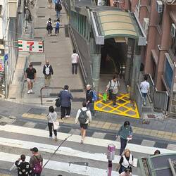 Die lange Rolltreppe, bestehend aus 20 hintereinander gestaffelten Rolltreppen