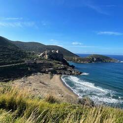 ..mit einer großen Hotelanlage am Strand