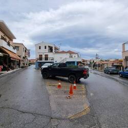 Ob im Kreisel, Kreuzung oder Fahrbahnmitte, solange Platz ist ist da auch ein Parkplatz
