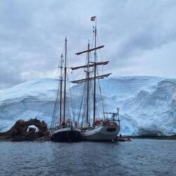 Segler suchen Schutz, Wrack der Governøren