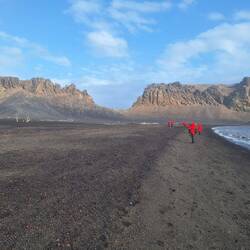 Schwarzer Strand, warme Steine