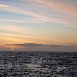 Erster sichtbarer Sonnenuntergang in der Antarktis